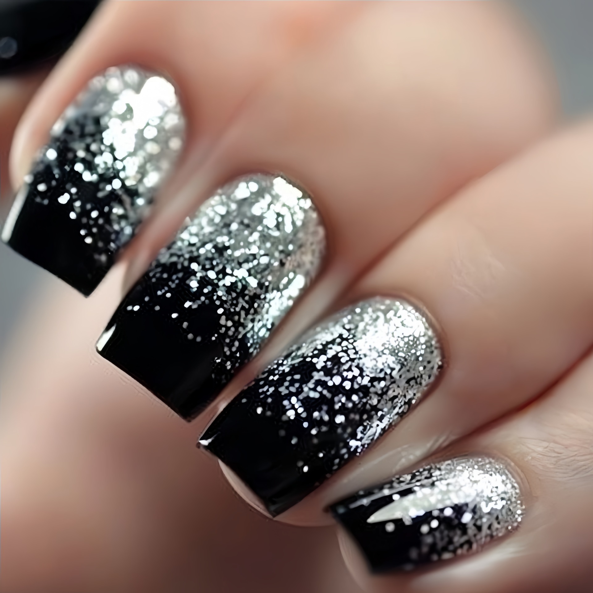 Nail Art Design - เล็บปลอมแบบสั้น-กลาง สีไล่ระดับน้ำตาล แดง ดำ เงิน ประดับกลิตเตอร์วิบวับ